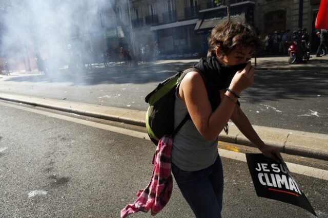 Γαλλία: Επεισόδια στο Παρίσι στην πορεία για το κλίμα, όπου διείσδυσαν διαδηλωτές των Black Blocks