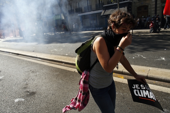 Γαλλία: Επεισόδια στο Παρίσι στην πορεία για το κλίμα, όπου διείσδυσαν διαδηλωτές των Black Blocks