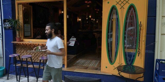 Θεσσαλονίκη: Μια διαφορετική εμπειρία Ανατολής “σερβίρουν” πρόσφυγες στο καφέ τους στην Ολύμπου