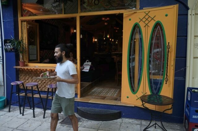 Θεσσαλονίκη: Μια διαφορετική εμπειρία Ανατολής “σερβίρουν” πρόσφυγες στο καφέ τους στην Ολύμπου