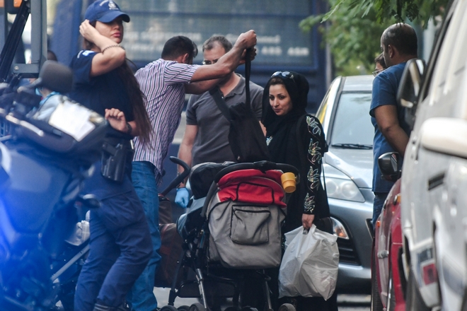Πλατεία Βάθη: Αστυνομική επιχείρηση σε κατάληψη με οικογένειες προσφύγων