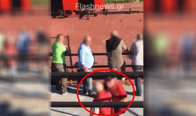 Τραγωδία στο γήπεδο της Καλαμαριάς: Η στιγμή που οπαδός σπρώχνει τον 70χρονο στο κενό