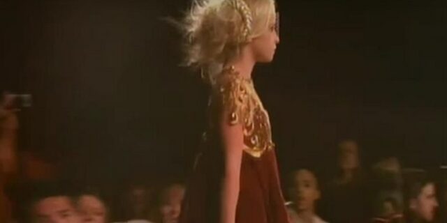 Μια 9χρονη με προσθετικά πόδια κατακτά τις πασαρέλες και παραδίδει μαθήματα ζωής