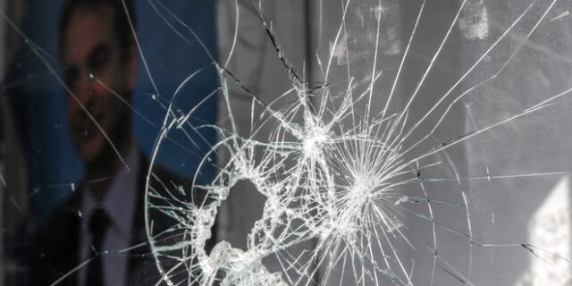 Πάτρα: Άγνωστοι προκάλεσαν φθορές σε γραφεία βουλευτών της Ν.Δ.