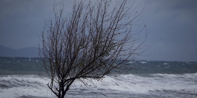 Καιρός: Κανονικές θερμοκρασίες και λίγες τοπικές βροχές