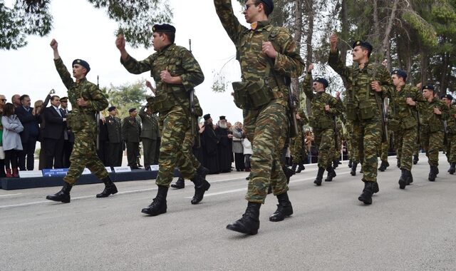 Στρατιωτική θητεία: Τα σενάρια αύξησης και η διάψευση