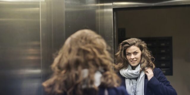 Γιατί τα ασανσέρ έχουν καθρέφτες – Ματαιοδοξία ή θέμα ασφάλειας;