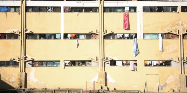 Συνελήφθη σωφρονιστικός υπάλληλος με ναρκωτικά και κινητά τηλέφωνα που προόριζε για τις φυλακές Αυλώνα