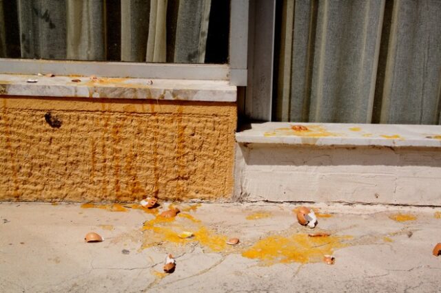 Επίθεση με αυγά σε γραφεία του ΣΥΡΙΖΑ στην Κυψέλη