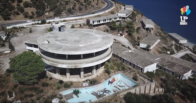 Hotel Lakonis: Ο εγκαταλελειμμένος παράδεισος που κάποτε έκανε διακοπές η Angelina Jolie