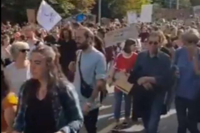 Ελβετία: Πορεία για το κλίμα με τη συμμετοχή 100.00 ανθρώπων στη Βέρνη
