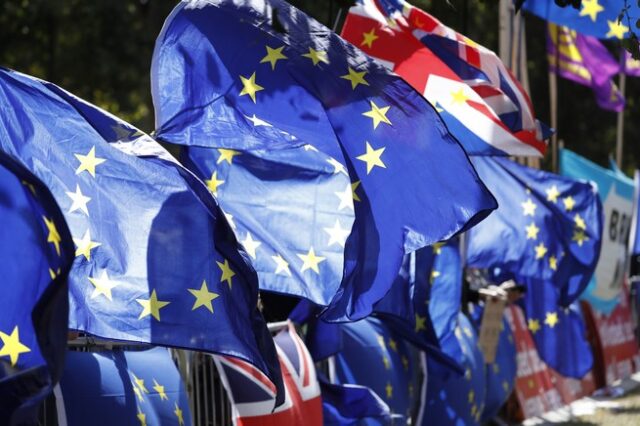 Ευρωπαίοι πολίτες θα μπορούν να αιτηθούν τριετή άδεια παραμονής σε περίπτωση άτακτου Brexit