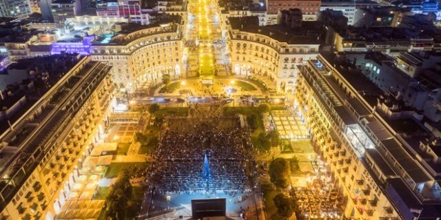 “Cine – Αριστοτέλους”: Σε τεράστιο θερινό σινεμά μετατράπηκε η πλατεία