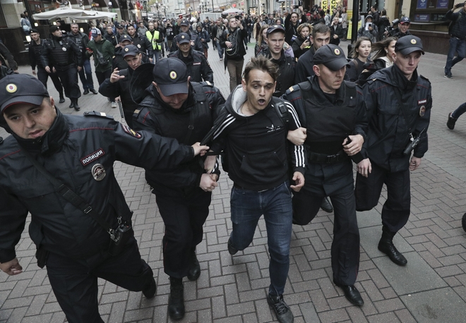 Ρωσία: Ποινές φυλάκισης 3 ετών σε διαδηλωτές που άσκησαν βία κατά της αστυνομίας