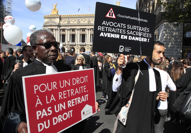 Γαλλία: Στους δρόμους γιατροί, δικηγόροι και πιλότοι κατά της μεταρρύθμισης του συνταξιοδοτικού