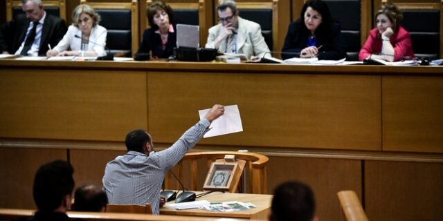Δίκη Χρυσής Αυγής: “Ήμουν 20 χρονών. Δεν είχα σώας τας φρένας, δεν ήξερα τι υπέγραφα”