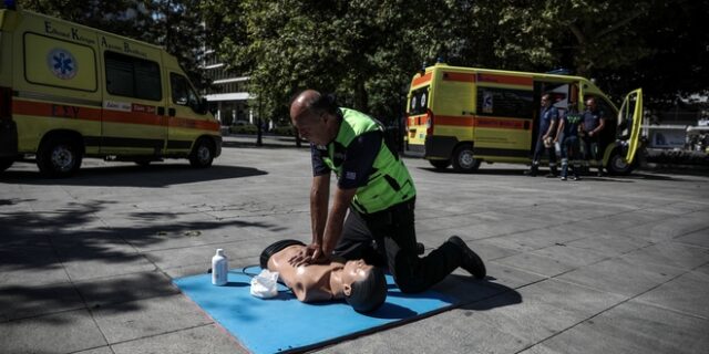 Παγκόσμια ημέρα πρώτων βοηθειών: Επίδειξη από διασώστες του ΕΚΑΒ στο Σύνταγμα