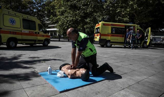 Παγκόσμια ημέρα πρώτων βοηθειών: Επίδειξη από διασώστες του ΕΚΑΒ στο Σύνταγμα