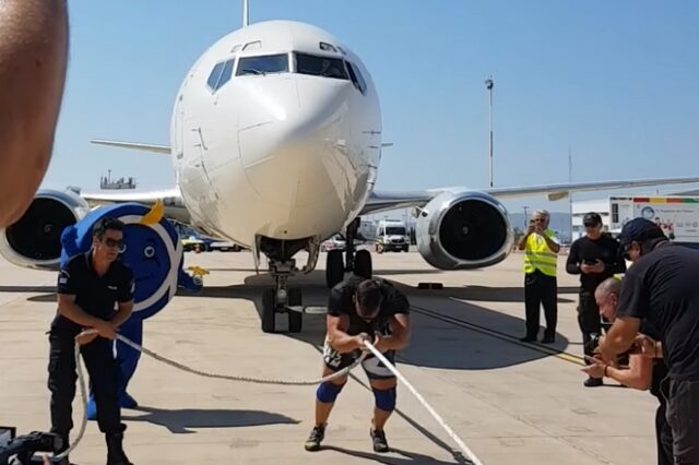 ΕΚΑΜίτης τραβάει μόνος με σχοινί Boeing 737 στο Ελευθέριος Βενιζέλος