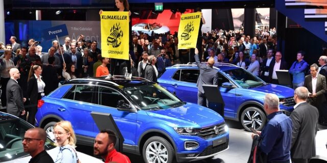 Έκθεση αυτοκινήτου Φρανκφούρτης: Διαδήλωση υπέρ των “πράσινων” τρόπων μεταφοράς
