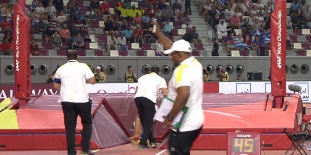 Της έσπασε το κοντάρι, δανείστηκε άλλο και πέρασε τα 4.80