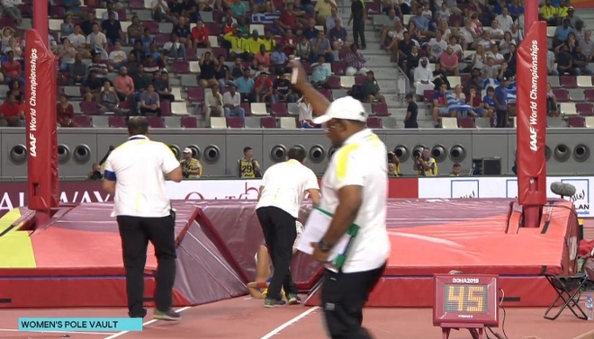 Της έσπασε το κοντάρι, δανείστηκε άλλο και πέρασε τα 4.80