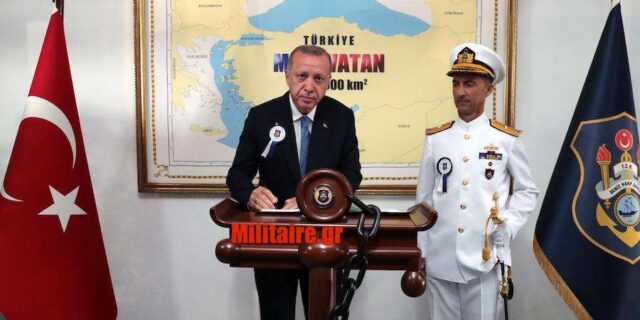 Πρόκληση: Ο Ερντογάν μπροστά σε χάρτη “ζητώντας” το μισό Αιγαίο