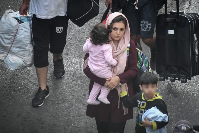 Αστυνομική επιχείρηση σε κατάληψη στη Νεάπολη. Μεταφέρονται μητέρες και παιδιά