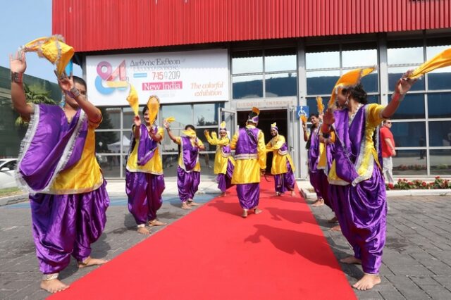 ΔΕΘ: Ο Μητσοτάκης στο περίπτερο της Ινδίας με χορούς Μπόλιγουντ και αναφορές στον Γκάντι
