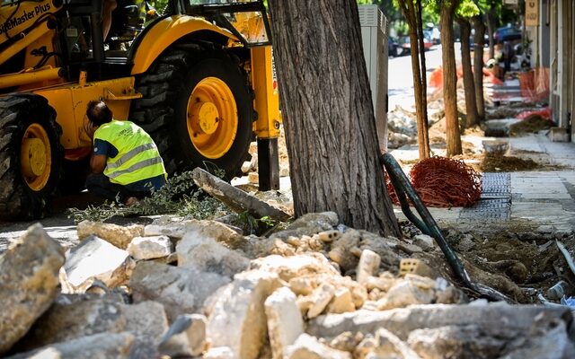 Κυκλοφοριακό κομφούζιο στο Γαλάτσι: Έσπασε αγωγός της ΕΥΔΑΠ στη Λ. Βεΐκου