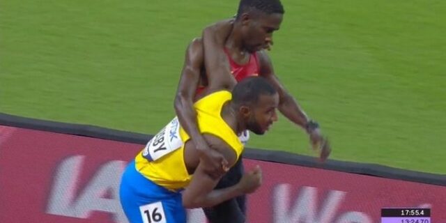 Συγκλονιστικό fair play στο Παγκόσμιο Πρωτάθλημα Στίβου: Τον πήρε στα χέρια στα τελευταία μέτρα