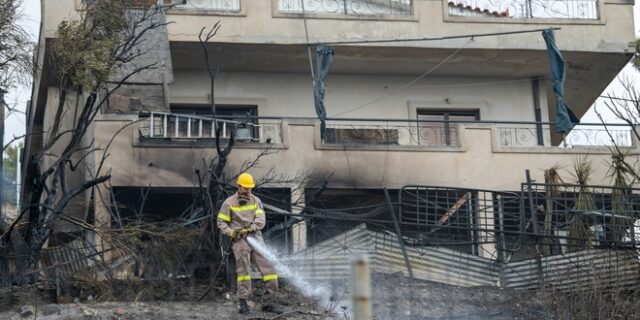 Σε ύφεση η φωτιά στη Σαρωνίδα: Ζημιές σε δύο σπίτια – Χρειάστηκε να γίνει εκκένωση