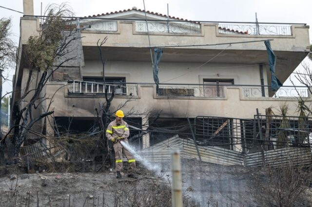 Σε ύφεση η φωτιά στη Σαρωνίδα: Ζημιές σε δύο σπίτια – Χρειάστηκε να γίνει εκκένωση