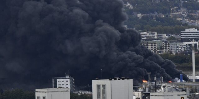 Γαλλία: Περιορίστηκε η φωτιά στο εργοστάσιο – Παραμένει ο κίνδυνος μόλυνσης του Σηκουάνα