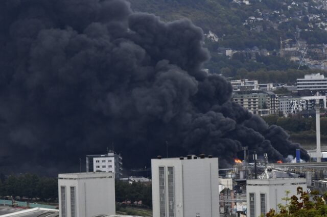 Γαλλία: Περιορίστηκε η φωτιά στο εργοστάσιο – Παραμένει ο κίνδυνος μόλυνσης του Σηκουάνα