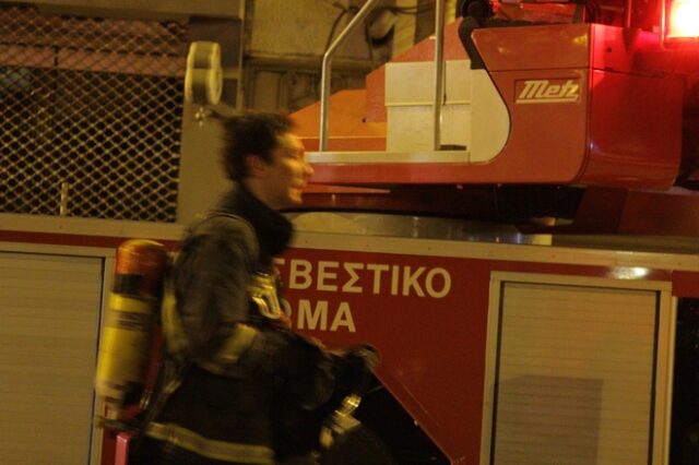 Διαστάσεις έχει πάρει η φωτιά που ξέσπασε σε τριώροφο κτίριο στο κέντρο της Αθήνας