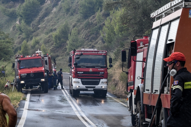 Σε εξέλιξη φωτιά στην Αιτωλοακαρνανία-Παραμένει η ίδια εικόνα στα Καλάβρυτα