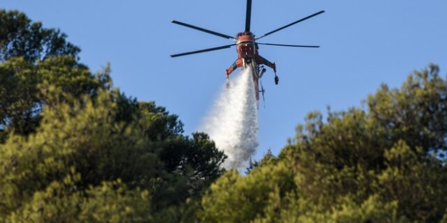 Σε εξέλιξη φωτιά στις Μαριές Ζακύνθου
