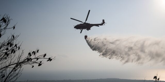 Καλύτερη η εικόνα της φωτιάς στην Κάρυστο – Μαίνονται τα μέτωπα σε Ζάκυνθο και Δομοκό