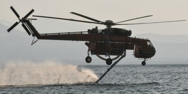 Φωτιά στη Ζάκυνθο: Ενισχύονται οι δυνάμεις της Πυροσβεστικής – Για τρίτη μέρα μαίνεται η πυρκαγιά στο Λουτράκι