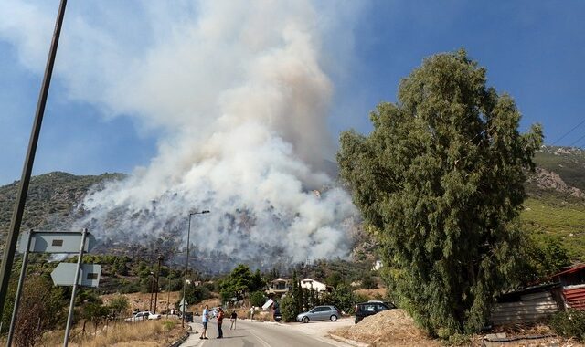 Μεγάλη φωτιά στο Λουτράκι: Εκκενώθηκαν μοναστήρια και γηροκομείο – Δεύτερο μέτωπο στην Κορινθία