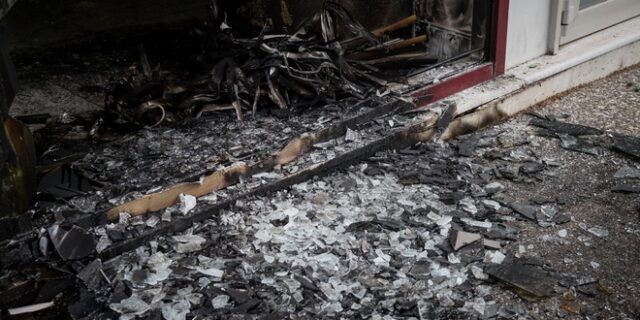 Επίθεση με γκαζάκια στα γραφεία της ΝΔ στην Πεύκη