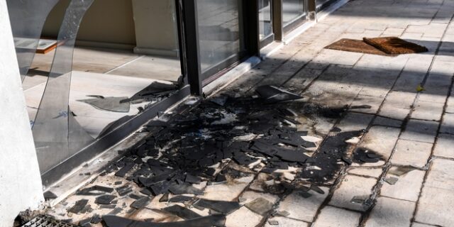 Εμπρηστική επίθεση σε υποκατάστημα των ΕΛΤΑ στην Πεύκη