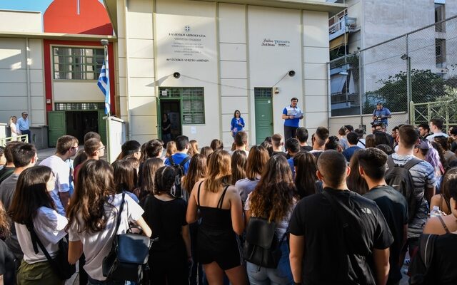 Μετά τον αγιασμό γονείς, μαθητές και καθηγητές κλείνουν το 1ο και 2ο ΓΕΛ Πετρούπολης