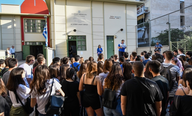 Μετά τον αγιασμό γονείς, μαθητές και καθηγητές κλείνουν το 1ο και 2ο ΓΕΛ Πετρούπολης