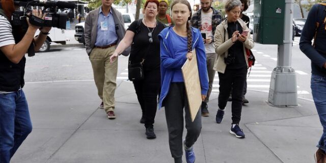 Η Γκρέτα Τούνμπεργκ και εκατοντάδες μαθητές διαδήλωσαν έξω από τον Λευκό Οίκο