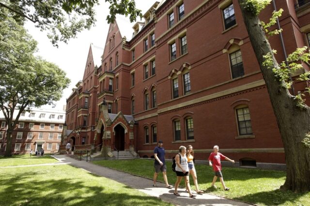 Το Harvard ζητά συγγνώμη – Είχε αποδεχτεί δωρεές εκατομμυρίων από τον Έπσταϊν