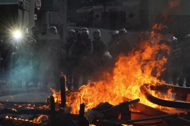 Χονγκ Κονγκ: Ένταση, δακρυγόνα και βόμβες μολότοφ σε αντικυβερνητική διαδήλωση