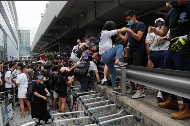 Επεισόδια στο Χονγκ Κονγκ: Οι διαδηλωτές πλημμύρισαν σταθμό του μετρό και κατέλαβαν εμπορικό κέντρο