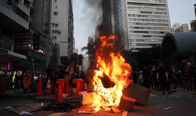 Χονγκ Κονγκ: Νέα επεισόδια μεταξύ διαδηλωτών – αστυνομίας